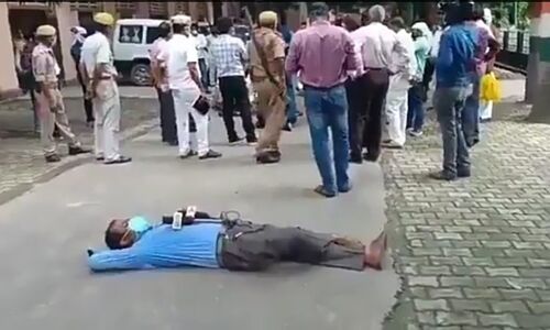 यूपी में सच दिखाने पर पत्रकार के खिलाफ मुकदमा, छाती पर माइक और सड़क पर लेटकर किया विरोध