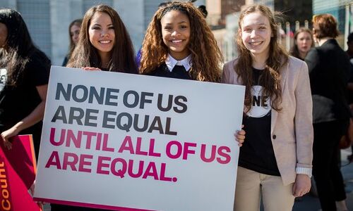 कहीं पड़ा महिलाओं के अधिकारों पर डाका तो कहीं मिल रहा बराबरी और सम्मान कहीं पड़ा महिलाओं के अधिकारों पर डाका तो कहीं मिल रहा बराबरी और सम्मान