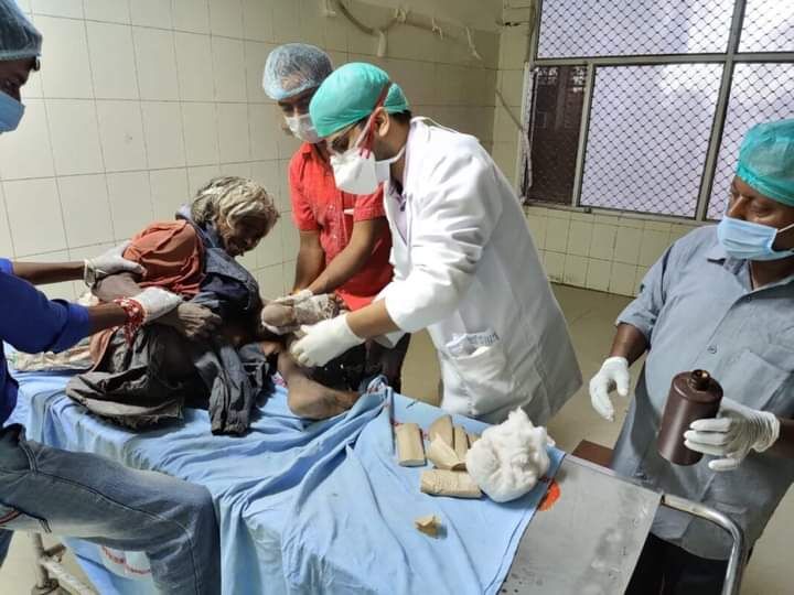 प्रयागराज में अस्पताल के बाहर गार्ड ने बुजुर्ग-बेघर महिला को लात-घूंसों से बुरी तरह पीटा