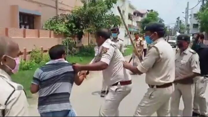 डिप्टी सीएम सुशील मोदी का आवास घेरने गए जाप पार्टी के छात्र विंग कार्यकर्ताओं पर लाठीचार्ज डिप्टी सीएम सुशील मोदी का आवास घेरने गए जाप पार्टी के छात्र विंग कार्यकर्ताओं पर लाठीचार्ज