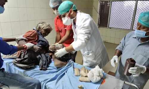 प्रयागराज में अस्पताल के बाहर गार्ड ने बुजुर्ग-बेघर महिला को लात-घूंसों से बुरी तरह पीटा