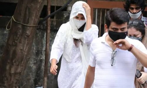 रिया ने कोर्ट में दायर की याचिका- मेरे खिलाफ चल रहा मीडिया ट्रायल, बिहार चुनाव के लिए बना रहे बलि का बकरा