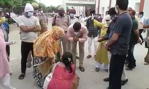 कानपुर में इंजीनियर की कोरोना से हुई मौत, बेटी DM के पांव पकड़ जमीन पर लेटी