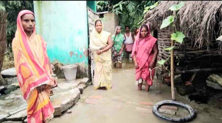 बिहार: बांध हुआ ओवरफ्लो तो घरों में घुस गया पानी, चूड़ा-मीठा और सत्तू खाकर जी रहे लोग