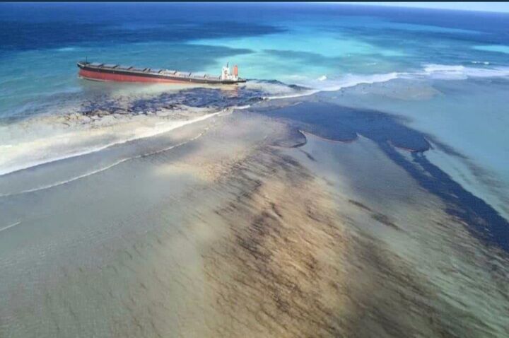 पर्यावरण के लिए गंभीर खतरा बना मॉरिशस के समुद्र तट पर जहाज से लगातार बह रहा तेल