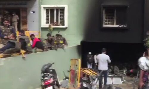 बेंगलुरु में सोशल मीडिया पोस्ट से भड़की हिंसा, 3 की मौत, 110 अरेस्ट, दो थाना क्षेत्र में कर्फ्यू