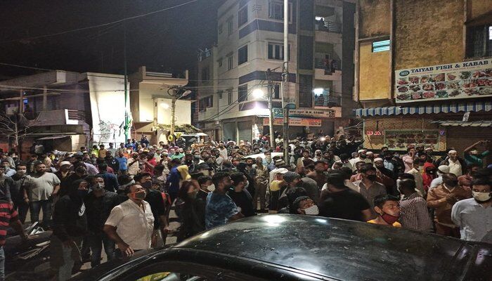 बेंगलुरू दंगे में दिखी खूबसूरत तस्वीर, मंदिर की रक्षा के लिए डट गए मुस्लिम नौजवान- देखें VIDEO