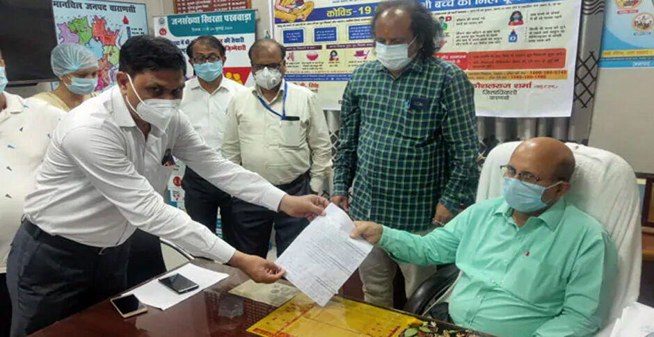 मोदी की लोकसभा के सभी चिकित्साधिकारियों ने सौंपा इस्तीफा, तानाशाही का लगाया आरोप