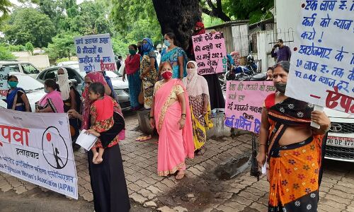 इलाहाबाद में महिलाओं की उठी आवाज, पूंजीपतियों के अरबों माफ तो हम गरीबों का लाख-दो लाख क्यों नहीं?