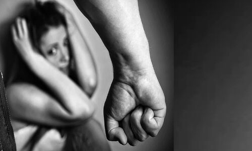 यूपी में रिटायर्ड दरोगा की शर्मनाक करतूत, 7 वर्षीय किशोरी को प्रसाद खिलाने के नाम पर किया दुष्कर्म