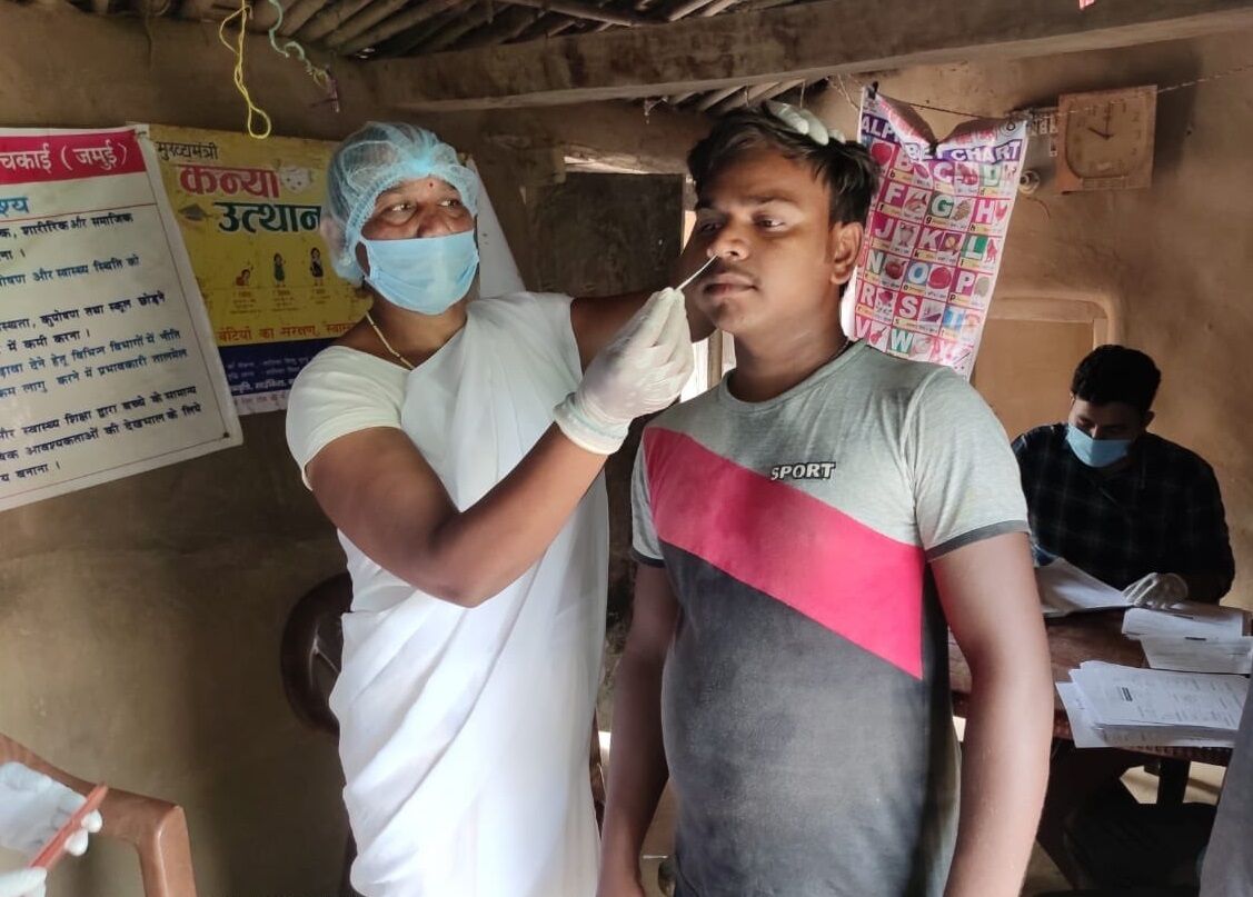 यह है नीतीश मार्का वर्ल्ड क्लास कोरोना टेस्टिंग, बिना PPE किट पहने जांच की फोटो जारी कर बोले तेजस्वी