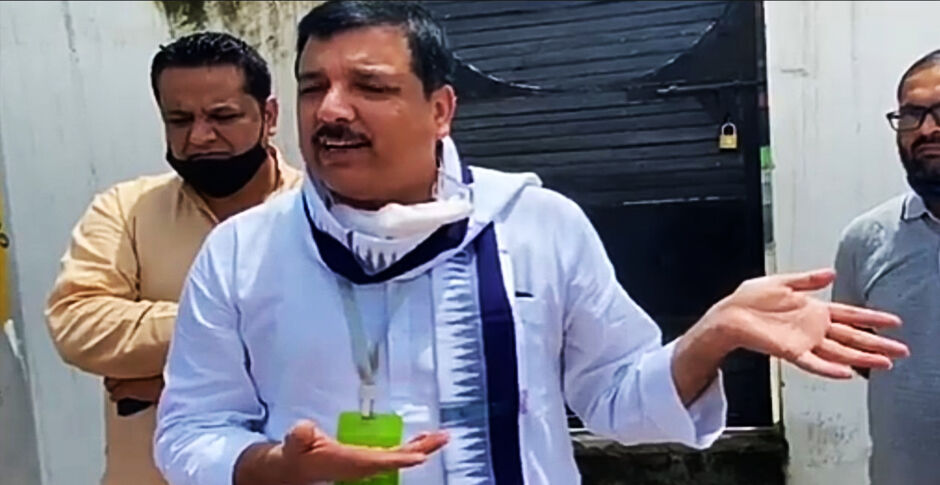 CM योगी ने पुलिस भेजकर संजय सिंह के आफिस में डलवाया ताला, मकान मालिक को भी मिली धमकी