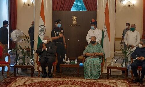 बंगाल में राज्यपाल व मुख्यमंत्री में टकराव चरम पर, धनखड़ ने कहा ममता बनर्जी सरकार कर रही है मेरी जासूसी