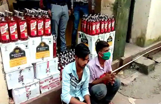 बिहार में शराबबंदी के बीच कुरियर से सप्लाई करते थे शराब, हुए गिरफ्तार