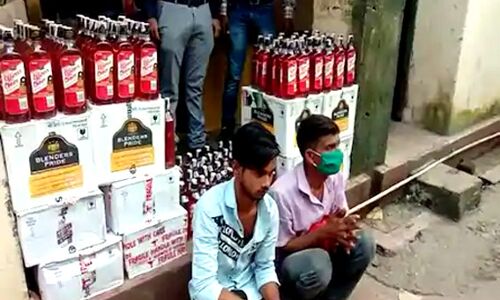 बिहार में शराबबंदी के बीच कुरियर से सप्लाई करते थे शराब, हुए गिरफ्तार