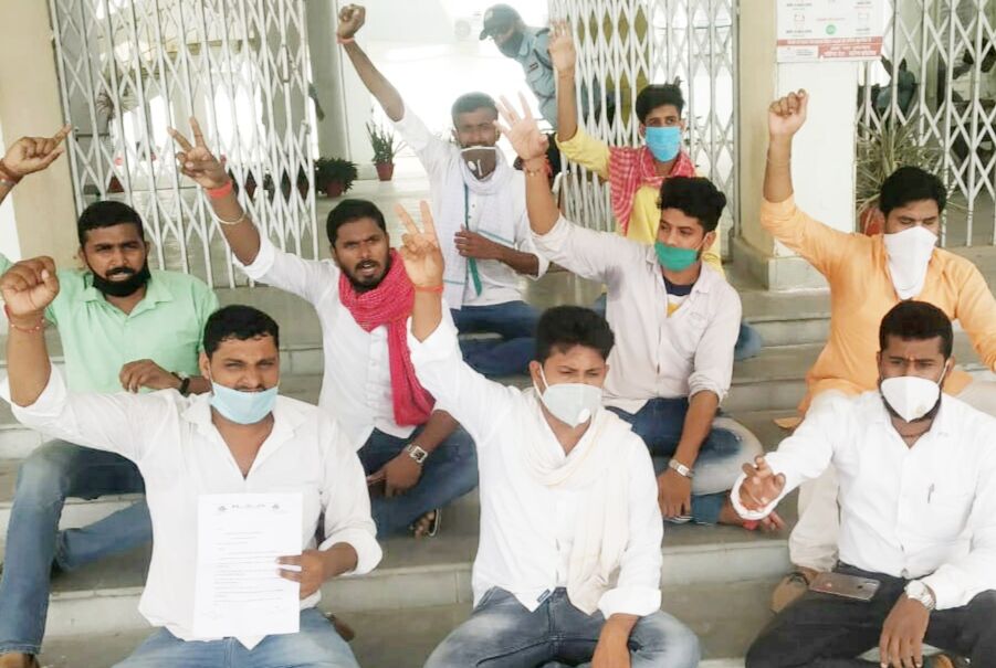 छात्रों ने स्नातक में नामांकन शुरू करने की मांग को लेकर किया प्रदर्शन