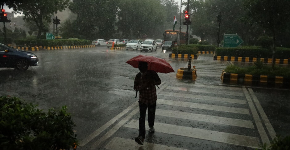 दिल्ली में भारी बारिश के बाद कई इलाकों में जलभराव, मौसम विभाग ने जारी किया ऑरेंज अलर्ट दिल्ली में भारी बारिश के बाद कई इलाकों में जलभराव, मौसम विभाग ने जारी किया ऑरेंज अलर्ट