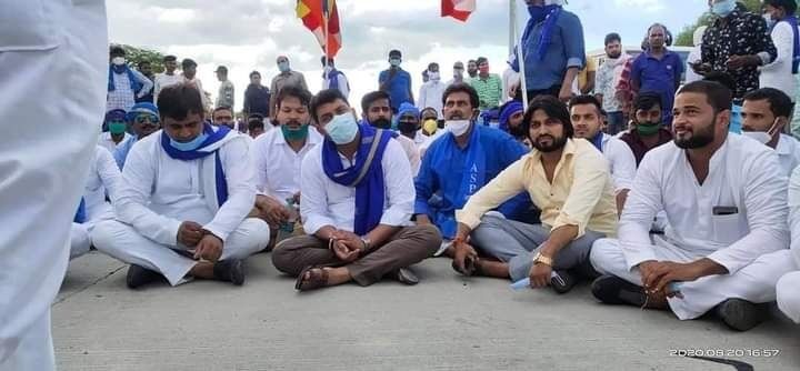 आजमगढ़ में दलित प्रधान की हत्या को लेकर राजनीति गरमाई, कांग्रेस के बाद भीम आर्मी के चंद्रशेखर बैठे धरने पर