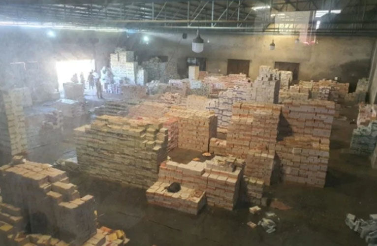 यूपी के मेरठ में भाजपा नेता के एनसीइआरटी की किताबों के नकली कारोबार का भंडाफोड़, 35 करोड़ की पुस्तकें जब्त यूपी के मेरठ में भाजपा नेता के एनसीइआरटी की किताबों के नकली कारोबार का भंडाफोड़, 35 करोड़ की पुस्तकें जब्त