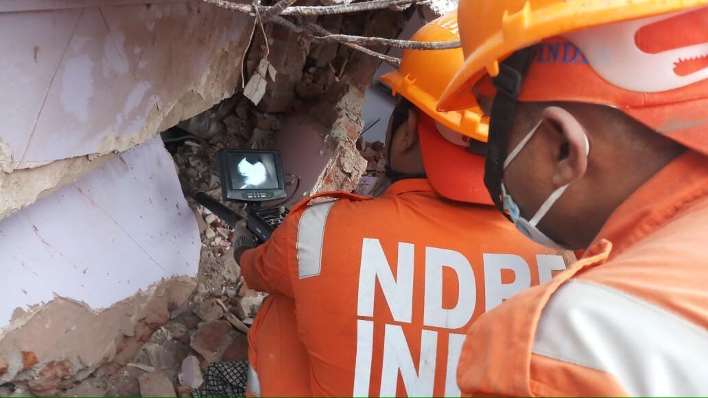 महाराष्ट्र के रायगढ में बिल्डिंग ध्वस्त, दो की मौत, 18 के फंसे होने की आशंका
