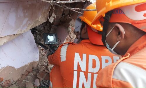 महाराष्ट्र के रायगढ में बिल्डिंग ध्वस्त, दो की मौत, 18 के फंसे होने की आशंका