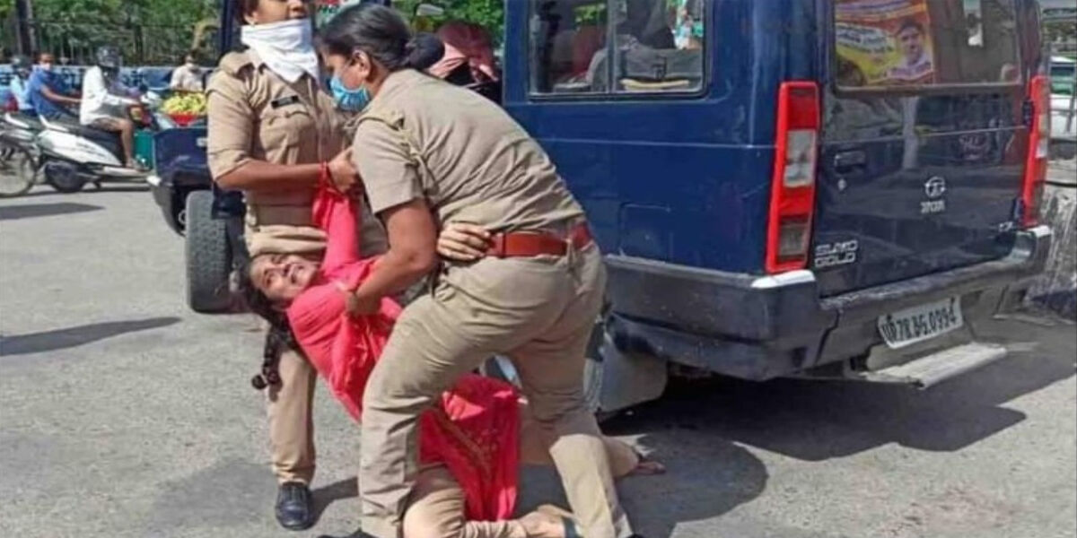 कानपुर का बहुचर्चित अपहरण और हत्याकांड: धरने पर बैठे संजीत के परिजनों को घसीटते हुए ले गई पुलिस