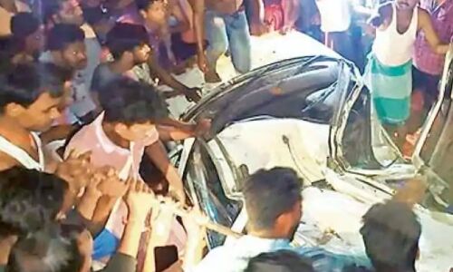 गड्ढे के कारण ट्रक कार पर पलटा, सड़क निर्माण विभाग की अव्यवस्था ने ली एक ही परिवार के 5 लोगों की जान