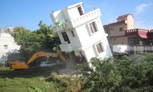 UP के एक और रॉबिनहुड विधायक मुख्तार अंसारी पर योगी सरकार का चला हथौड़ा,  लखनऊ में 2 मकानें ध्वस्त