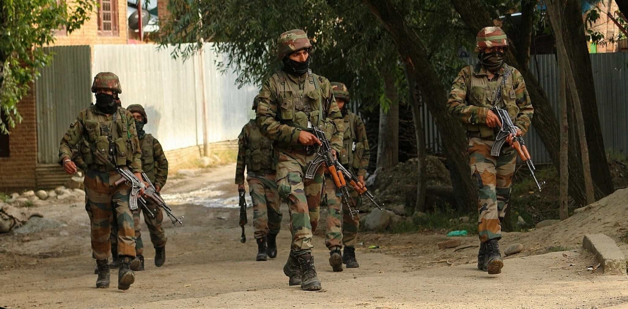 कश्मीर में सुरक्षाबलों से मुठभेड़ में 4 आतंकवादी मारे गए