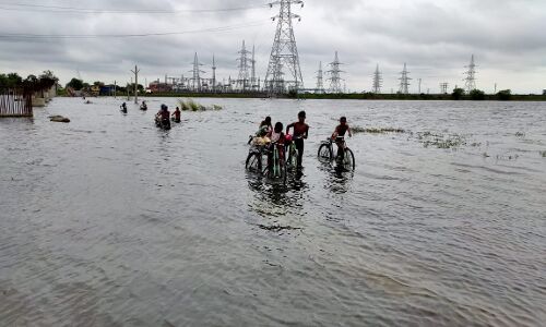बाढ़ के पानी मे डूबा है स्टेट हाइवे, खतरों से खेलते हुए आ-जा रहे लोग बाढ़ के पानी मे डूबा है स्टेट हाइवे, खतरों से खेलते हुए आ-जा रहे लोग