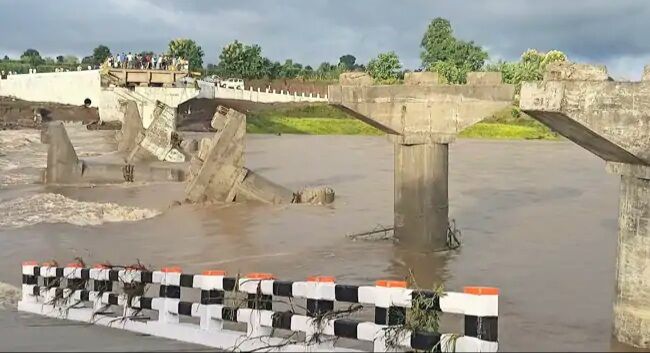 मध्यप्रदेश में उद्घाटन के पहले ही नदी में बह गया करोड़ों की लागत से बना पुल