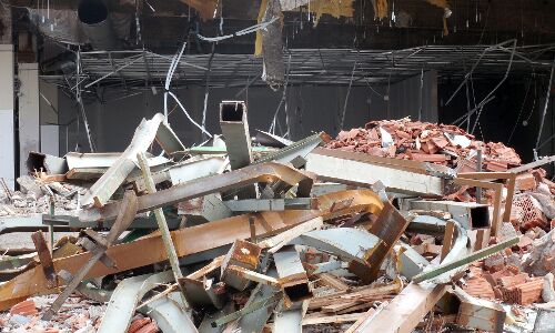 कानपुर : अवैध निर्माण के चलते ढही तीनमंजिला इमारत, मजदूर की मौत के बाद मालिक सहित 3 हिरासत में