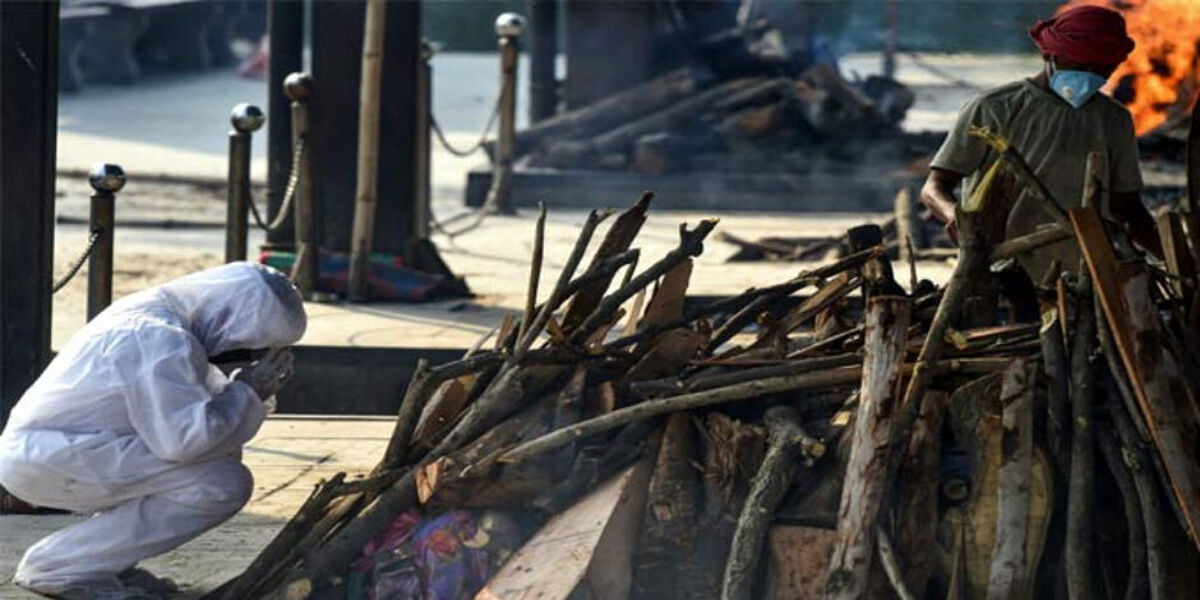 कोरोना संक्रमित की हुई मौत तो पड़ोसियों ने डर से बंद किये खिड़कियां-दरवाजे, सगे भाई और रिश्तेदार भी नहीं पहुंचे