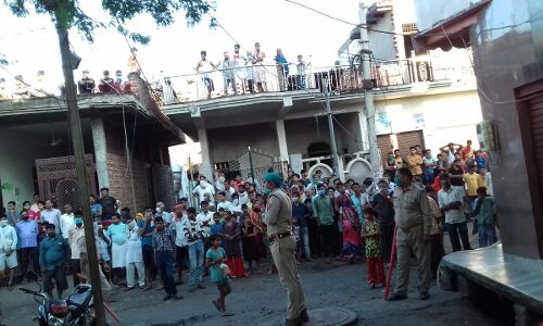 UP में गुंडाराज : आगरा में एक ही परिवार के तीन लोगों की हत्या, अधजले शव हुए बरामद