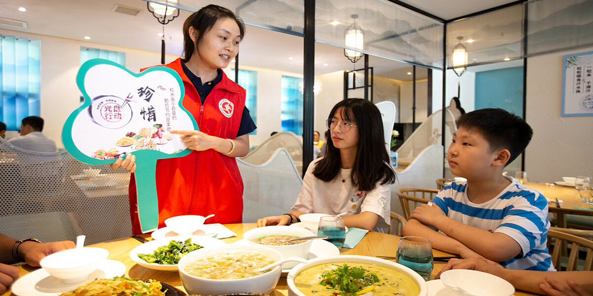 जानिए कितना खाना बर्बाद करते हैं चीनी ? जानिए कितना खाना बर्बाद करते हैं चीनी ?