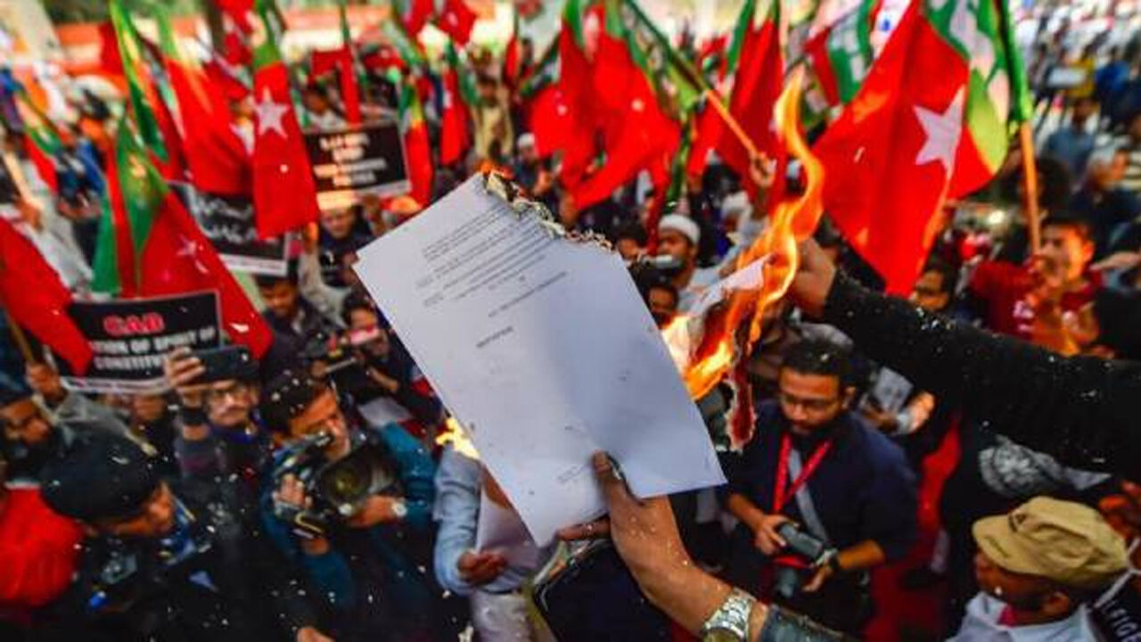 CAA विरोधी प्रदर्शन: कैराना पुलिस ने PFI के 4 सदस्यों के घरों पर चस्पा किए संपत्ति कुर्की के नोटिस