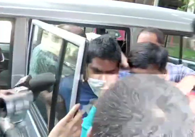 सुशांत केस : नारकोटिक कंट्रोल ब्यूरो की टीम रिया चक्रवर्ती के भाई व सैमुअल मिरांडा को पूछताछ के लिए ले गई