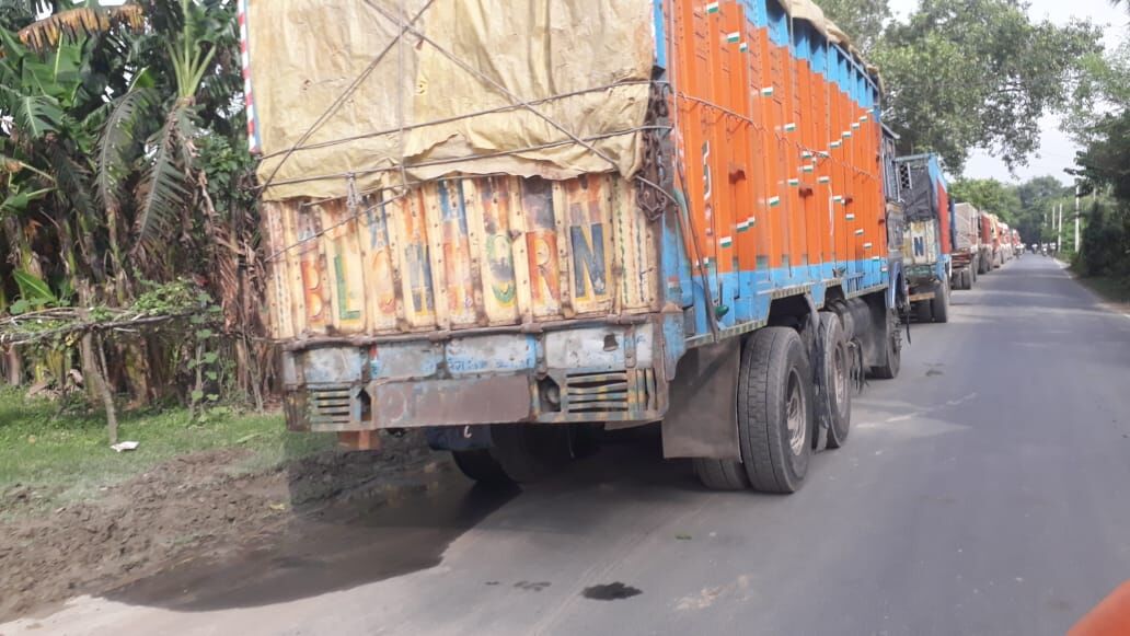 सड़क निर्माणाधीन, पर ट्रकों का लगता है 5 किलोमीटर लंबा जाम, ठप्प हो सकता है राजधानी का सफर