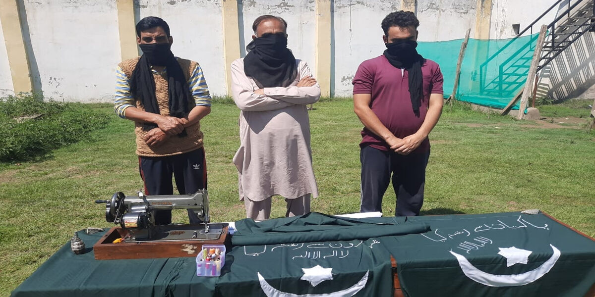 कश्मीर में लश्कर-ए-तैयबा के 3 स्लीपर सेल गिरफ्तार, ग्रेनेड समेत कई हथियार बरामद