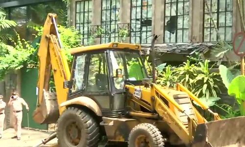 बीएमसी के अधिकारी तोड़ रहे हैं कंगना का कार्यालय, अभिनेत्री ने हाइकोर्ट में दायर की याचिका