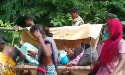 गर्भवती को खाट पर टांग कर अस्पताल में भर्ती कराने 9 किमी पैदल चले ग्रामीण