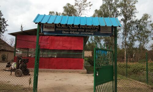 उत्तराखंड के इस सरकारी स्कूल में एक ही रूम में चलती है 1 से 8 तक क्लास, Lockdown  के बाद से नहीं हुई कभी ऑनलाइन पढ़ाई