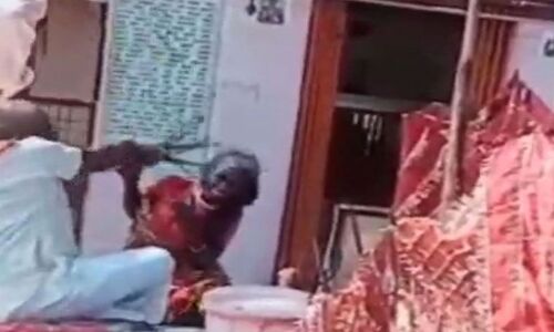 हरदोई में भूत भगाने के नाम पर तांत्रिक जंजीरों से करता है महिलाओं की पिटाई, पुलिस मूकदर्शक हरदोई में भूत भगाने के नाम पर तांत्रिक जंजीरों से करता है महिलाओं की पिटाई, पुलिस मूकदर्शक