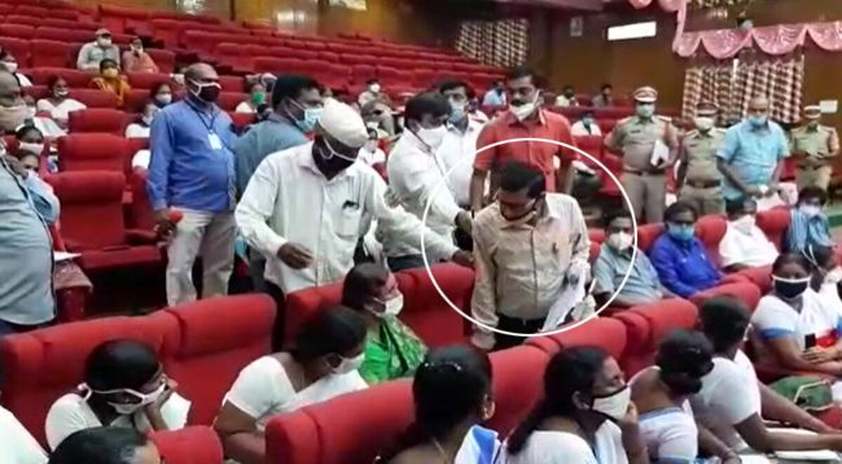 आदिवासी डॉक्टर ने उठाई बिस्तरों की कमी की बात तो डीएम ने दिया गिरफ्तारी का आदेश !