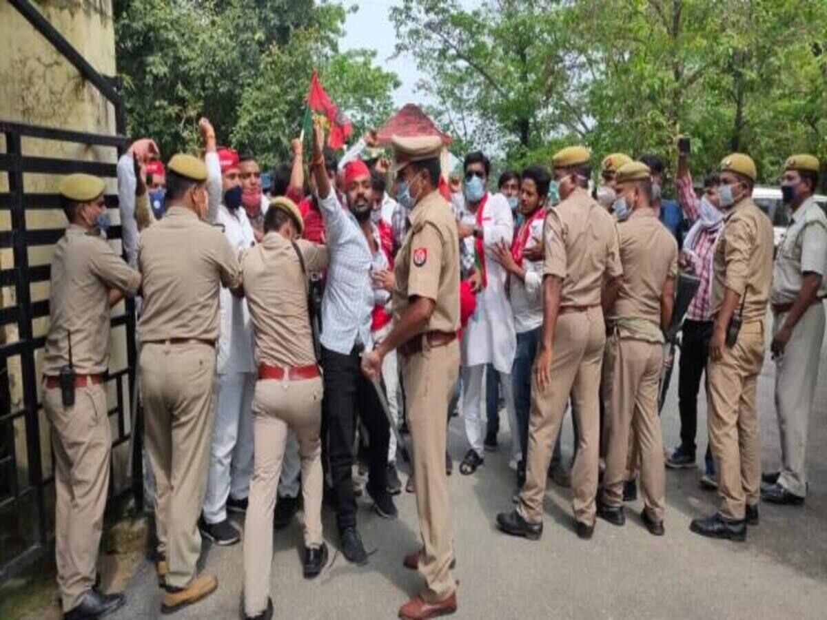 UP : सपा का योगी सरकार के खिलाफ हल्ला-बोल, बेरोजगारी निजीकरण का विरोध प्रदर्शन, पुलिस ने भांजी लाठी