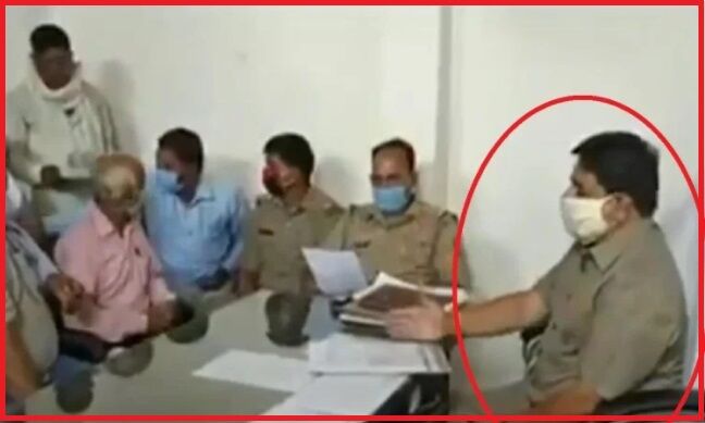 यूपी में SHO को कुर्सी से हटाकर भाजपा विधायक खुद बना थानेदार, वीडियो वायरल होने पर हुई किरकिरी यूपी में SHO को कुर्सी से हटाकर भाजपा विधायक खुद बना थानेदार, वीडियो वायरल होने पर हुई किरकिरी