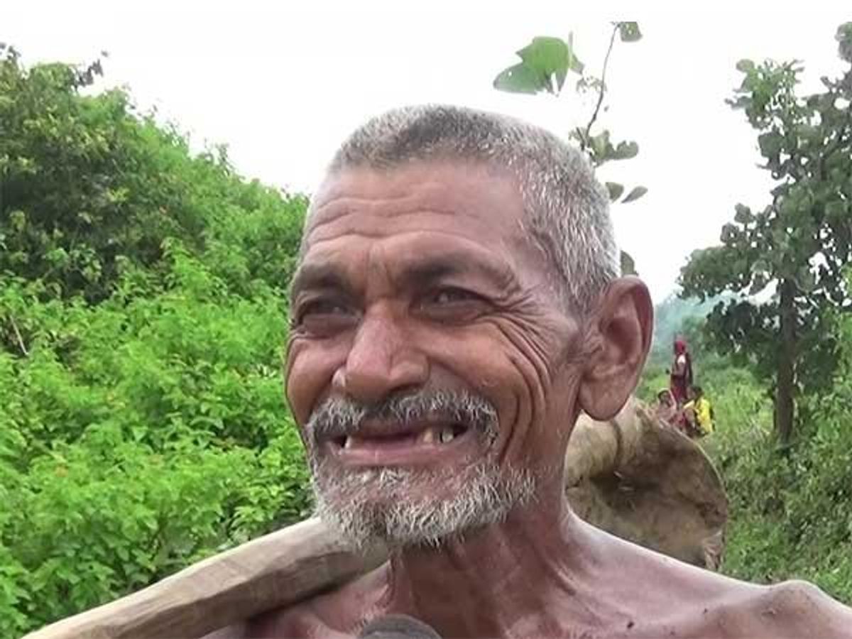 70 साल के लौंगी भुईंया ने खोद डाली 3 किलोमीटर लंबी नहर, गाँव के 3 हज़ार लोग ऐसे उठा रहे लाभ