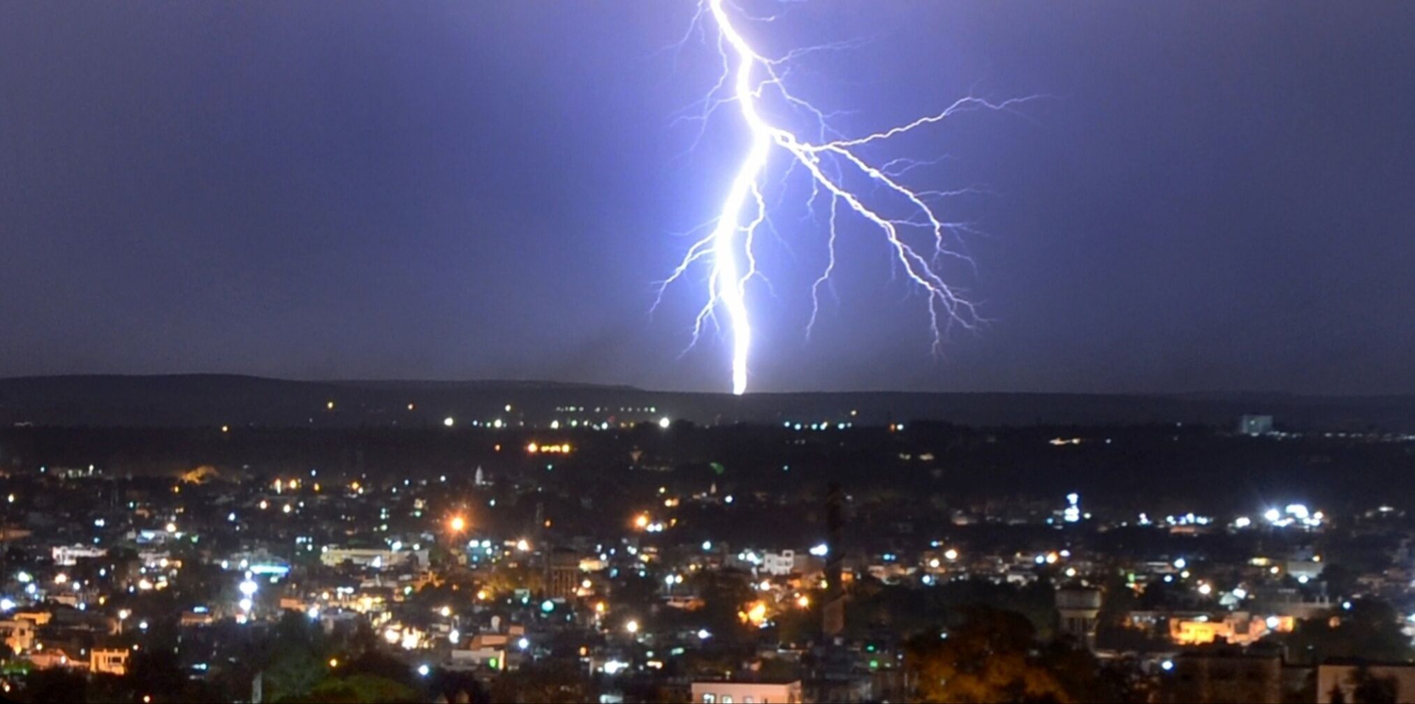 मध्यप्रदेश में आकाशीय बिजली गिरने से 7 लोगों की मौत, शिवराज, कमल नाथ ने जताया शोक