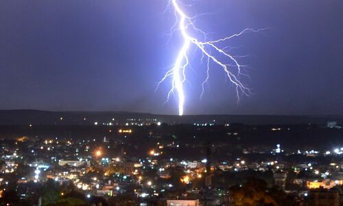 मध्यप्रदेश में आकाशीय बिजली गिरने से 7 लोगों की मौत, शिवराज, कमल नाथ ने जताया शोक मध्यप्रदेश में आकाशीय बिजली गिरने से 7 लोगों की मौत, शिवराज, कमल नाथ ने जताया शोक