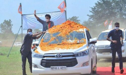 पुलिस की गाड़ी में चुनाव प्रचार, सिंधिया के खिलाफ जांच के आदेश